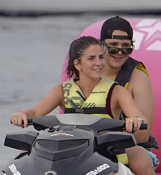 Mar y Froilán pasean en moto acuática por la costa de Ibiza. :: r. c.