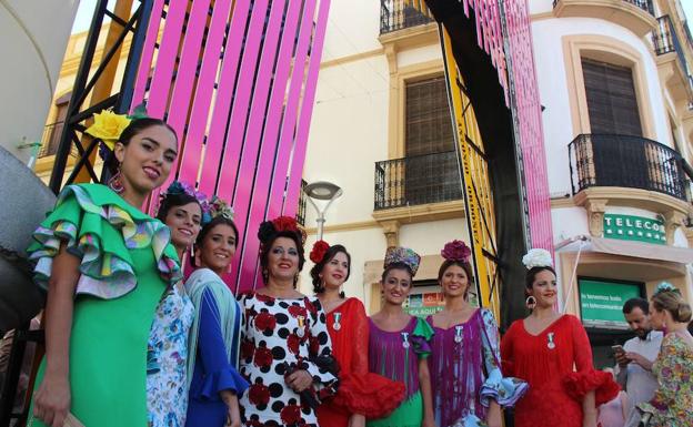 Las Damas Goyescas, ayer, junto a la portada.
