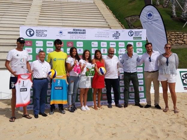 Organizadores, patrocinadores y representantes públicos, ayer en la presentación. :: sur
