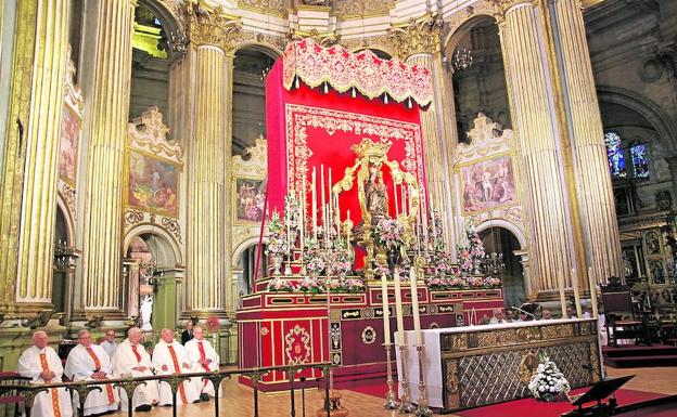 La Virgen de la Victoria estrena para esta novena la restauración del dosel por Sebastián Marchante.