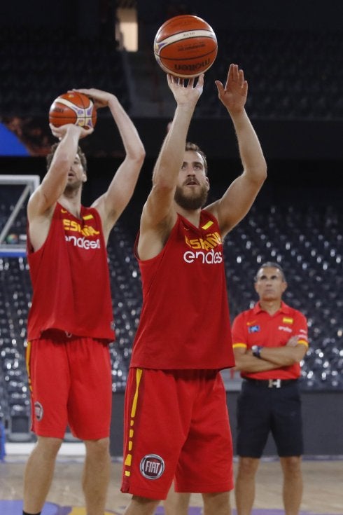 Sergio Rodríguez, Pau Gasol y Sergio Scariolo, ayer. :: efe