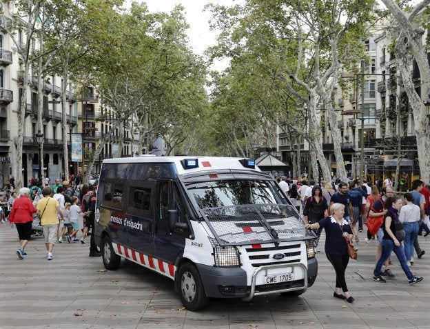 Un furgón de los Mossos patrulla en La Rambla. :: A. Dalmau / efe