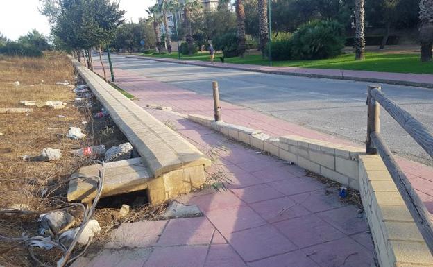 Tramo de balaustrada de madera rota.