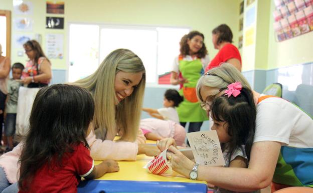 La delegada de Educación, Patricia Alba, con pequeños en la escuela infantil Enanitos III.