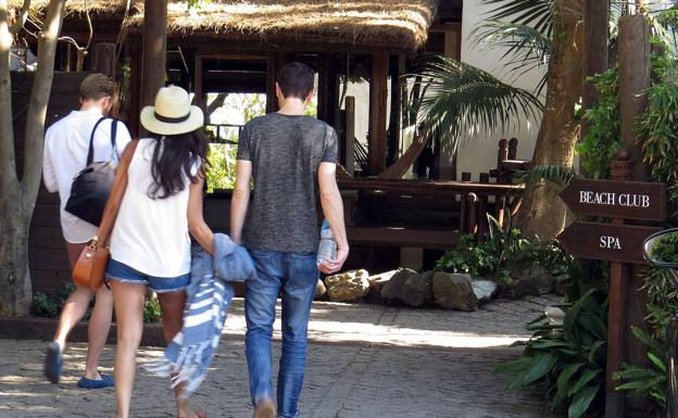 Un grupo de turistas se desplaza por las instalaciones del hotel Marbella Club