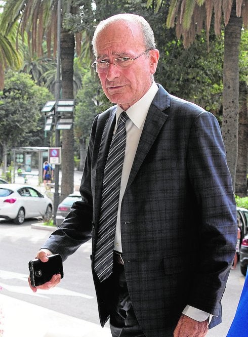 Francisco de la Torre, ayer, a su llegada al Ayuntamiento. :: ñito salas