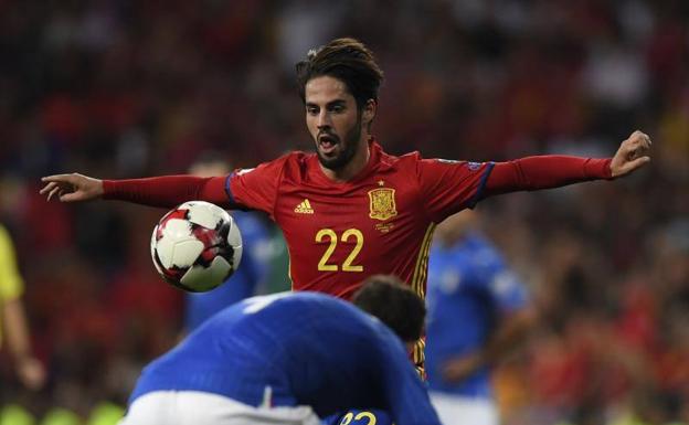 Isco se hizo el dueño del partido y puso en pie al público del Bernabéu.