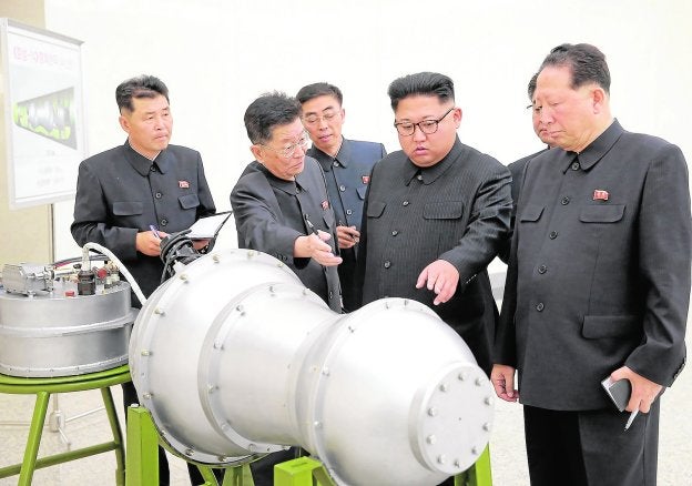 El presidente norcoreano, en el centro, recibe información de sus mandos militares sobre el armamento nuclear que desarrollan sus técnicos.