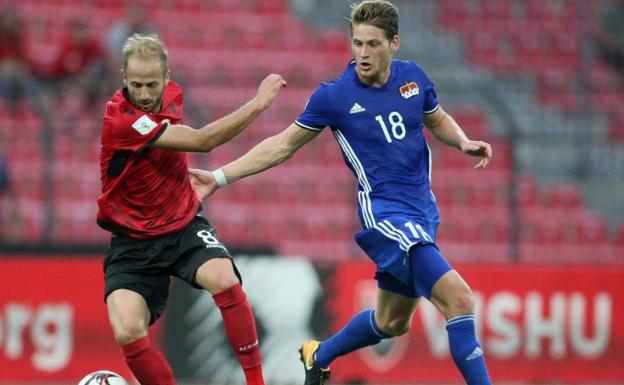 Nicolas Hasler, uno de los referentes de Liechtenstein, durante el partido ante Albania.