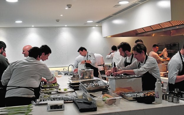 Trabajadores en una cocina en un establecimiento de Marbella.