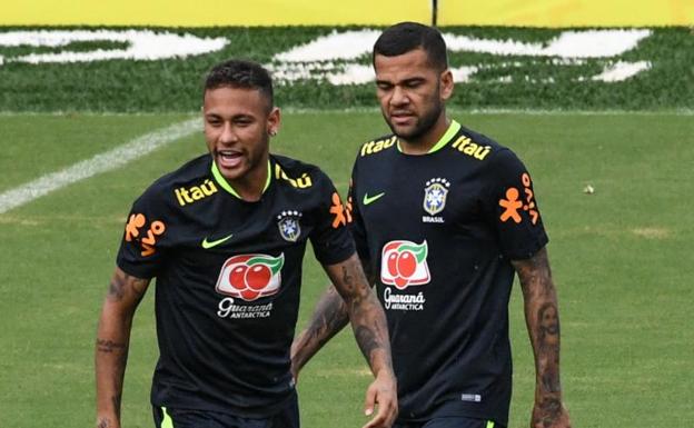 Neymar, junto a Dani Alves.