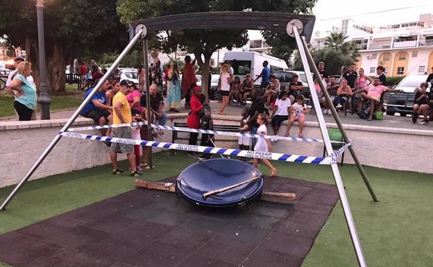 Un columpio permanece precintado por la Policía Local tras el accidente que tuvo lugar el sábado.
