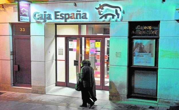 Exterior de una oficina de Caja España. :: sur. archivo