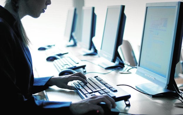 Un empleado ante el ordenador de su empresa. :: r. c.
