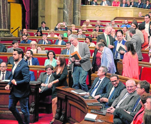 Los diputados de Ciudadanos, PSC y PPC abandonan ayer el Parlament para no votar la ley. :: t. albir / efe