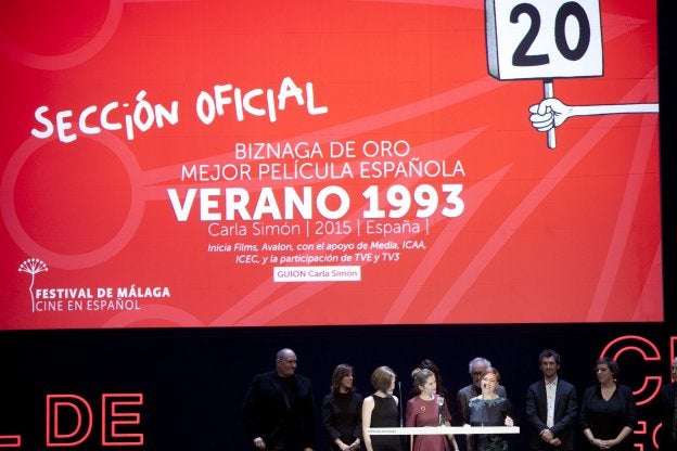 Carla Simón y el resto del equipo de 'Verano 1993' al recoger el pasado marzo la Biznaga de Oro del Festival de Málaga. :: ñito salas