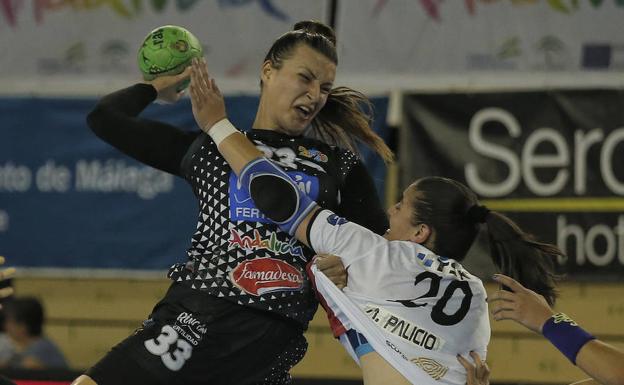 Aida Palicio defiende a la local Katarina Arsenijevic, que se dispone a armar el lanzamiento.
