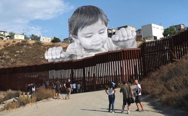 Varias personas observan la obra 'Kikito', del artista francés J. R.