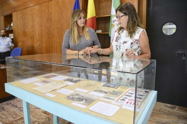 Blanes y Bautista, frente al documento del Archivo Histórico.