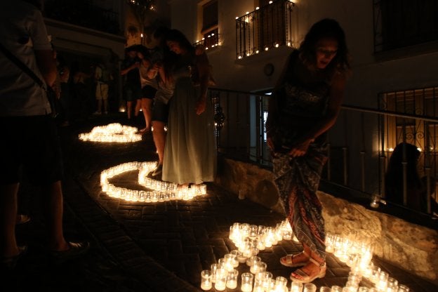 Las velas, colocadas en forma de dibujos, llenaron las estrechas calles de Guaro regalando un ambiente único.