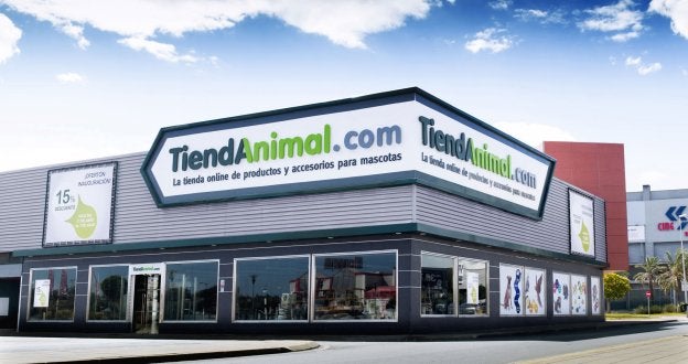 Fachada del establecimiento que Tiendanimal tiene en Málaga. :: sur