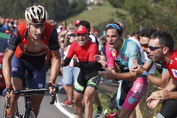 Iván García Cortina, en plena escapada camino de Gijón, fue el gran protagonista de la decimonovena etapa. :: efe