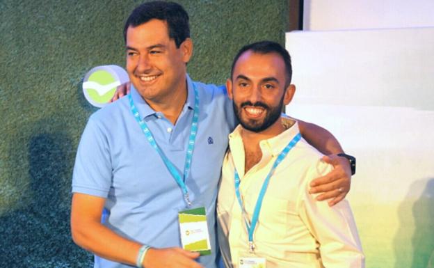Juanma Moreno junto a Enrique Rodríguez, tras su elección.