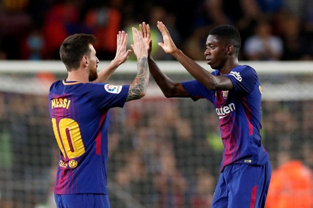Messi y Dembélé celebran uno de los goles. :: albert gea. reuters