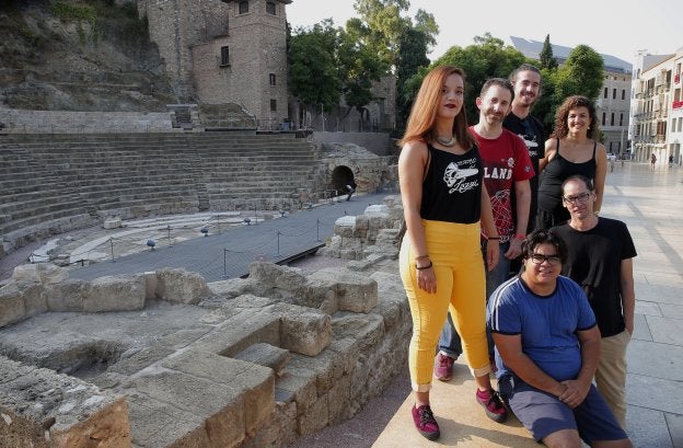 De izquierda a derecha, Sandra Garal, Nacho Doña, Juan Bravo, Macarena Pérez, Josemi Rodríguez y Sebastián Sarmiento, en el Teatro Romano. /Ñito Salas