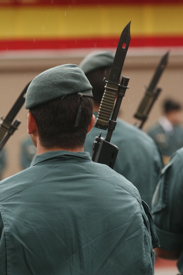 Varios agentes durante el último desfile del Día del Pilar. :: j. andrade