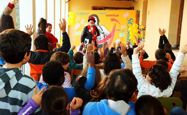 El mago Luigi, en una actuación ante niños de un centro de acogida de Mallorca.