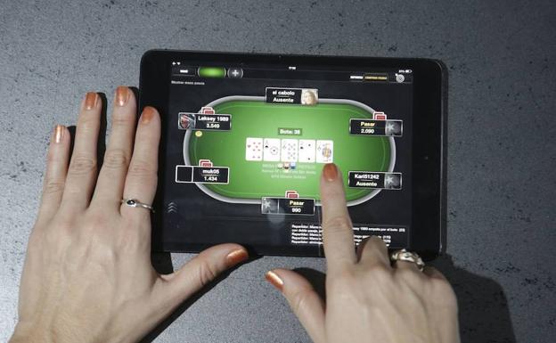 Una mujer juega on-line en un dispositivo digital.