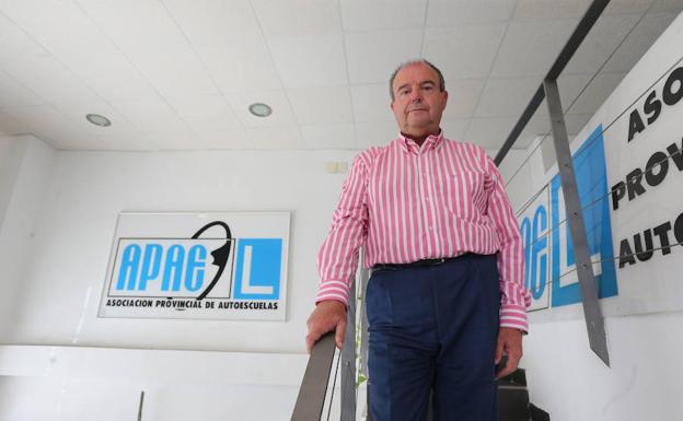 Antonio Martín, en la sede de la Asociación Provincial de Autoescuelas, que preside. /Fernando González