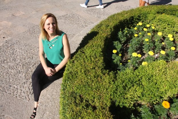 Sánchez posa para esta entrevista en la plaza Duquesa de Parcent. v. melgar
