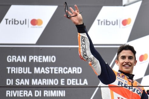 Márquez celebra la victoria en el podio de Misano.