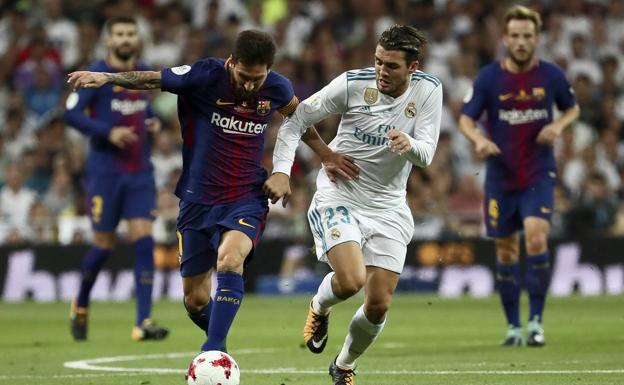 Leo Messi y Mateo Kovacic, en un Madrid-Barça.