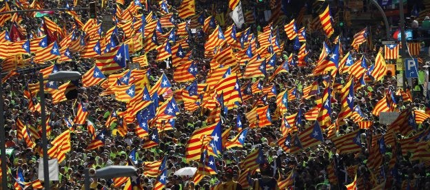 Miles de personas exhiben
esteladas durante la Diada
por las calles de Barcelona.
:: susana vera / reuters