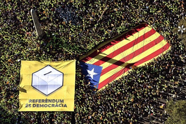 Fotografía aérea facilitada por la ANC de las miles de personas que abarrotan el paseo de Gracia durante la manifestación con motivo de la Diada. :: efe