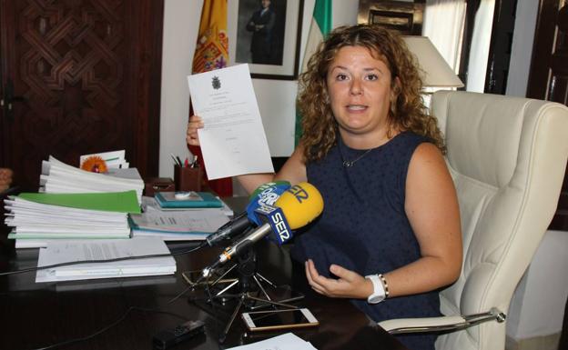 La regidora, que ofició el enlace, firmó el acta y denunció los hechos, dijo que no leyó el documento