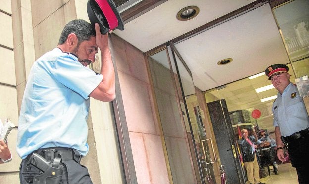 Josep Lluís Trapero, a su llegada ayer a la reunión en la Fiscalía junto a los responsables de la Guardia Civil y la Policía. :: m. pérez / efe/