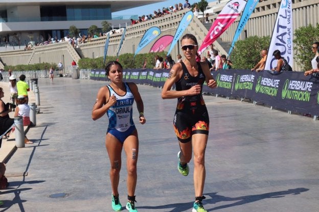 Ana Carvajal, a la izquierda, en la carrera a pie del Nacional. :: sur
