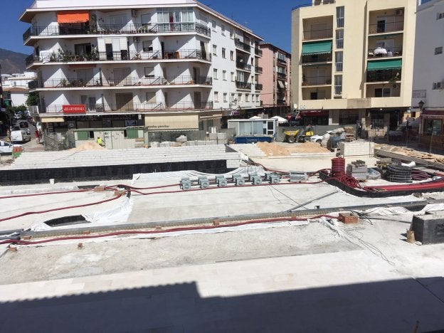 Aún resta solería por colocar en la plaza .