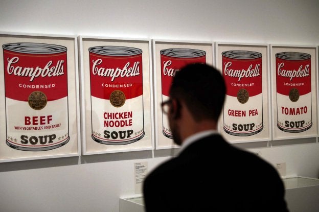 Las famosas Sopas Campbell's comparten espacio con obras de sus inicios en el diseño y la publicidad. :: efe