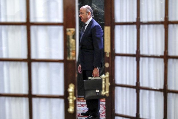 El ministro de Economía, Luis de Guindos, ayer en el Congreso.