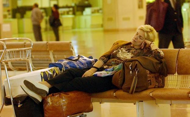 Una viajera, esperando la salida de un vuelo.