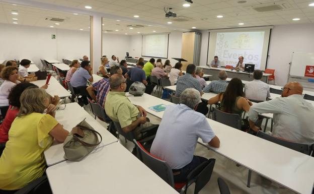 El colectivo ‘Basta ya’ celebró una asamblea en el Colegio de Médicos de Málaga.