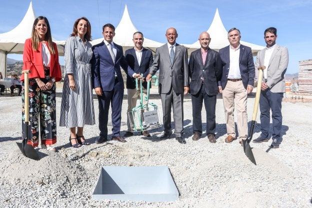 Miembros de la dirección de Molisur junto a representantes políticos en la colocación de la primera piedra.
