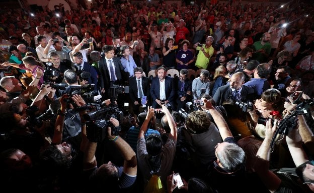 Carles Puigdemont y Oriol Junqueras, ayer, minutos antes de comenzar el mitin celebrado en Tarragona. :: Albert Gea / REUTERS
