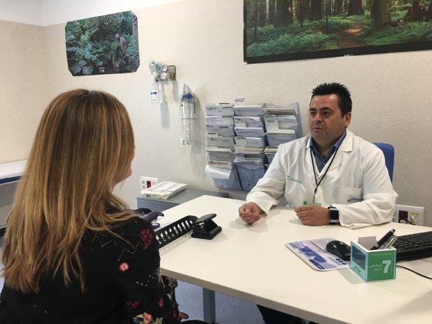 El hematólogo Manuel Espeso, en una consulta de Carlos Haya.