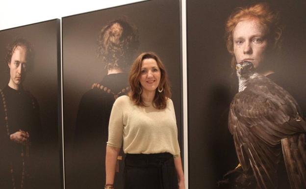 Danielle van Zadelhoff posa junto a sus obras.